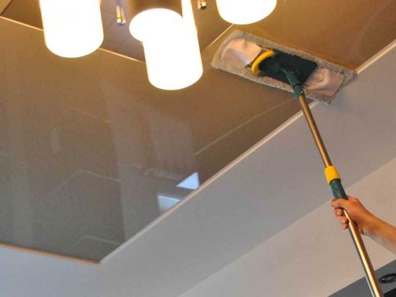 Как помыть натяжной потолок глянцевый без разводов
