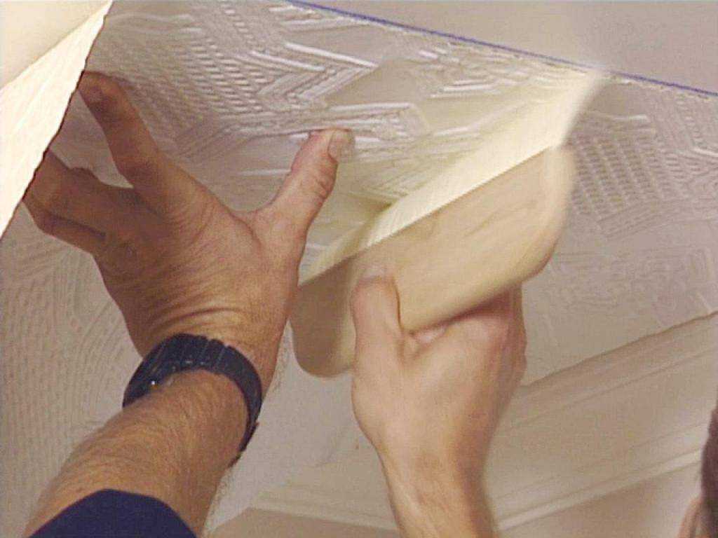 Как приклеить потолочную плитку на побелку