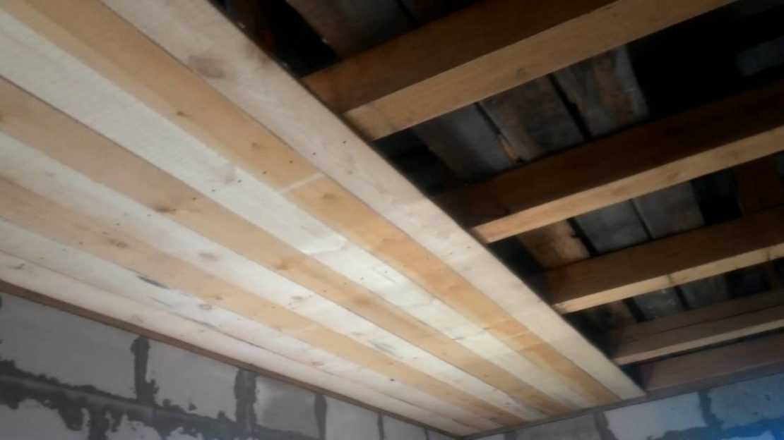 Чем обшить потолок в деревянном доме внутри: 5 современных вариантов