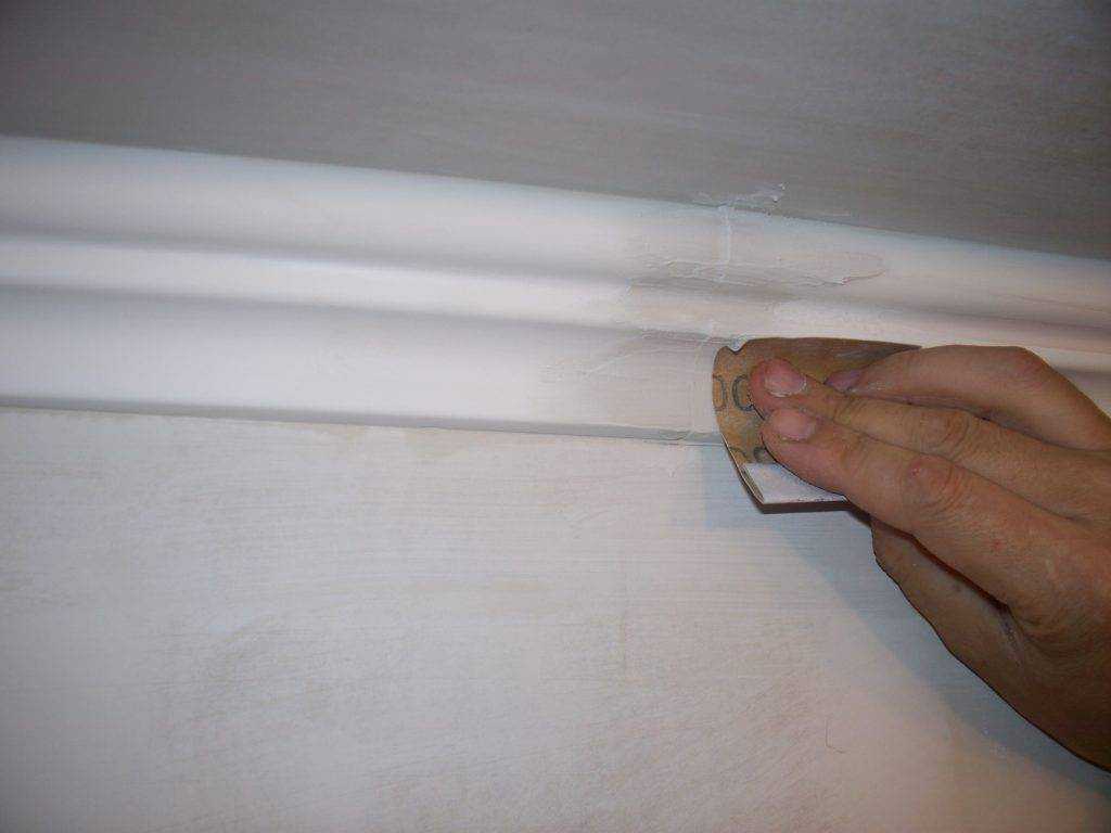 Угол на потолочном плинтусе: как сделать своими руками в домашних условиях, с помощью стусла, из пенопласта, как правильно вырезать, состыковать и приклеить?