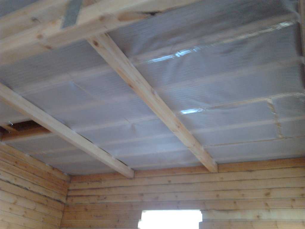 Подшивка потолка по деревянным балкам: подшивной черновой потолок, чем подшить в частном доме, как правильно подшивать доской