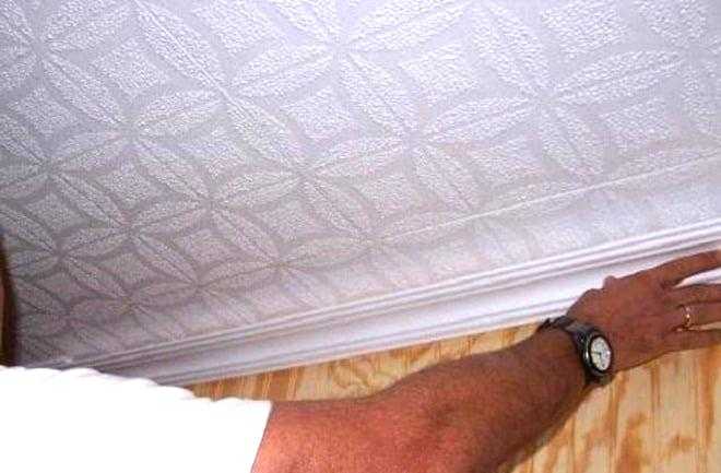 Приклеивание потолочной плитки: из пенопласта, какой клей, способы, самому
