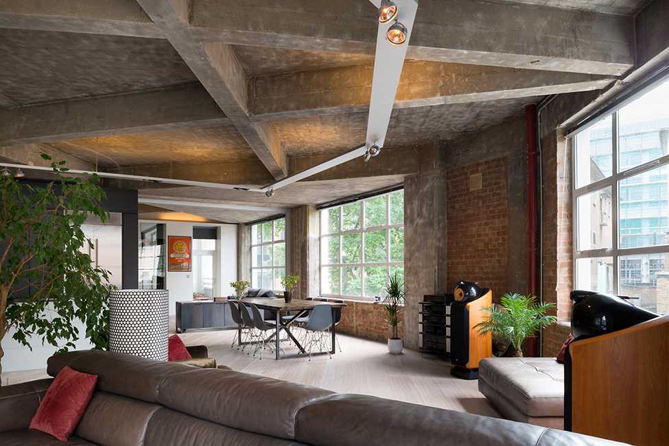 Потолок в стиле лофт: высокий натяжной или бетонный, как сделать в квартире своими руками, отделка, трубы или деревянные балки на кухне, фото с примерами