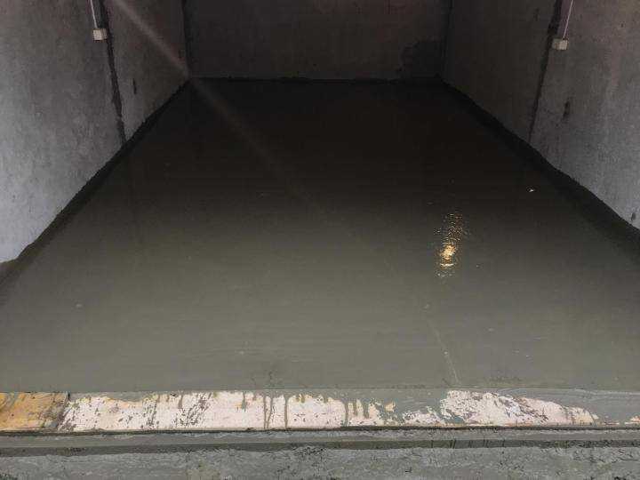 Существует несколько вариантов, как сделать стяжку пола в гараже: мокрая или полусухая бетонные стяжки и наливной пол в качестве напольного покрытия