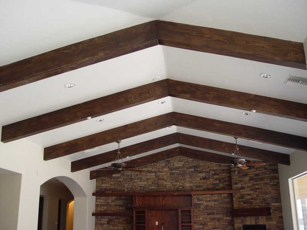Декоративные балки на потолок из дерева, полиуретана: имитация, дизайн натяжного потолка с фальшбалками в интерьере 
 - 38 фото