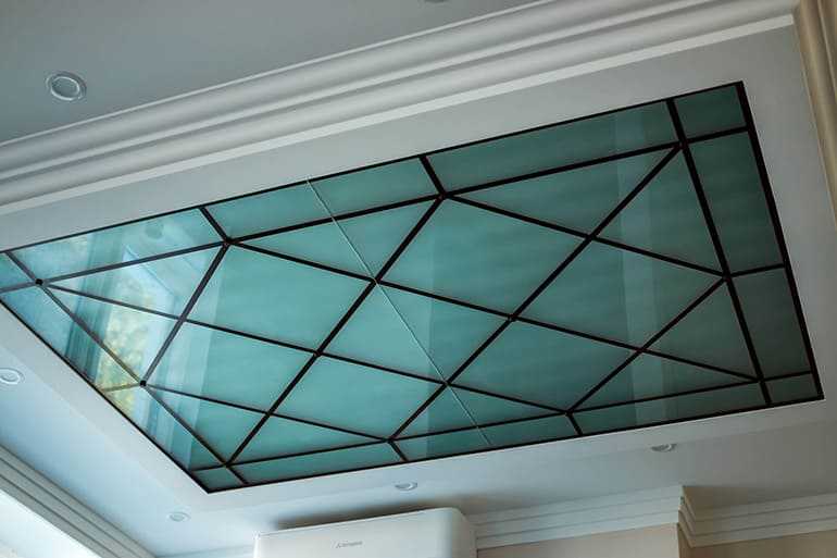 Стеклянный потолок (75 фото): матовые конструкции со вставками из оргстекла и подсветкой, что это, изделия из стекла в дизайне комнаты