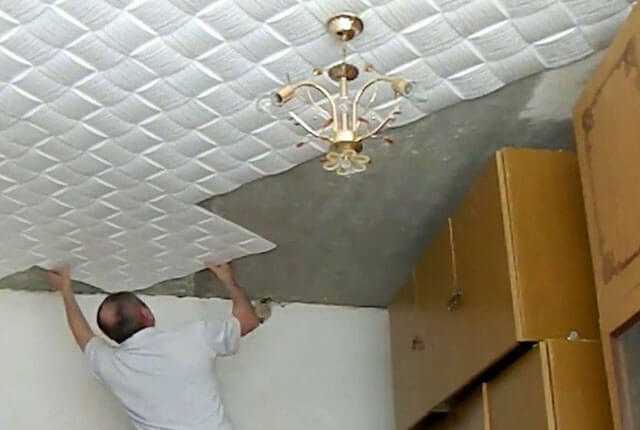 Как клеить плитку на потолок: примеры поклейки