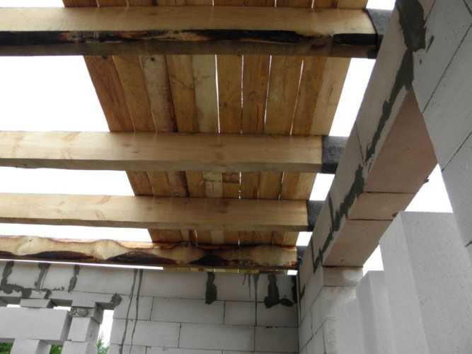 Как и чем подшить потолок по деревянным балкам – варианты подшивки разными материалами