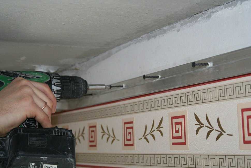 Как приклеить потолочный плинтус к натяжному потолку: монтаж багетов своими руками