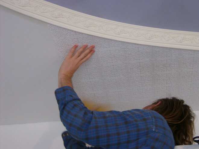 Обои под покраску: виды полотен и технология как клеить потолок