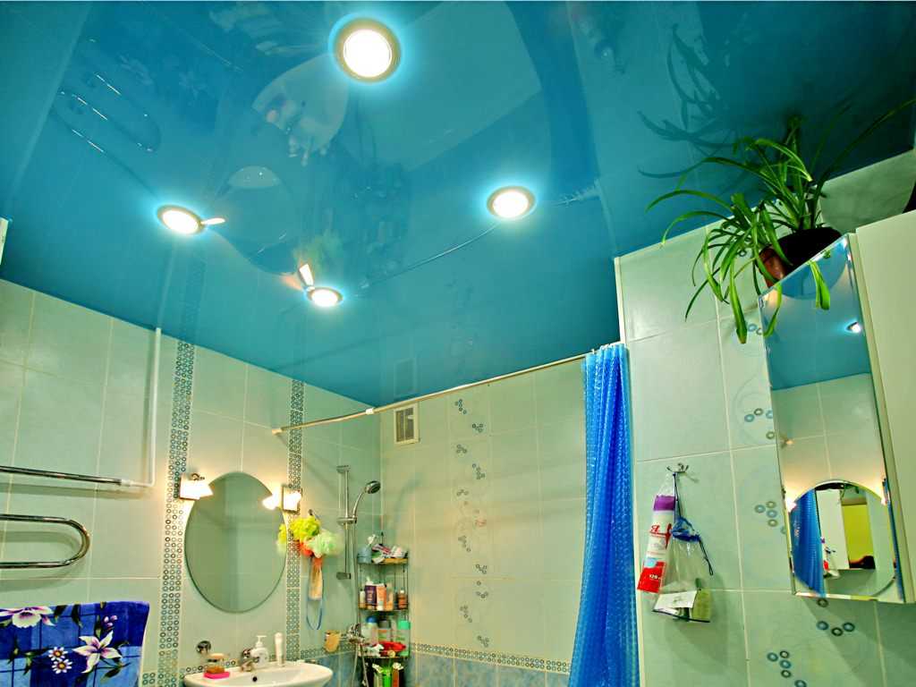 Натяжной потолок в ванной комнате: плюсы и минусы, фото