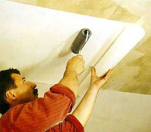 Как клеить обои на потолок: пошаговая инструкция