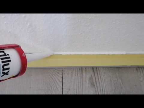 Как заделать стык плинтуса потолка