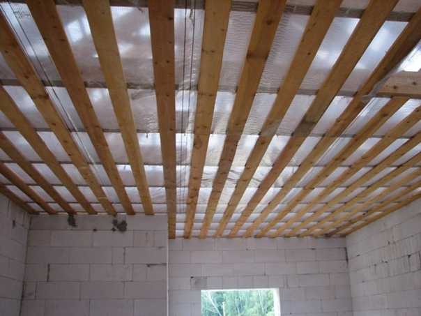 Подшивка потолка по деревянным балкам: материалы и технологиии