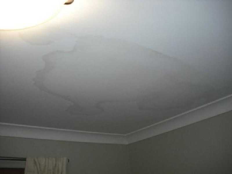Ржавое пятно на потолке: как его убрать?