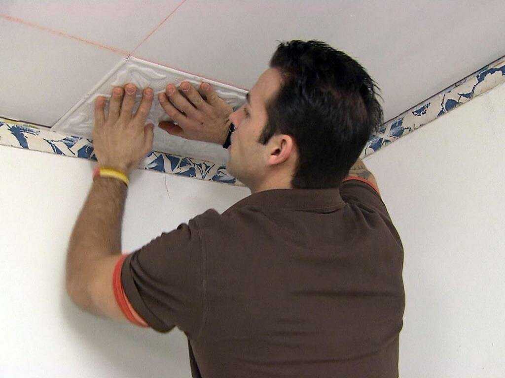 Как клеить потолочную плитку с разметкой или без?