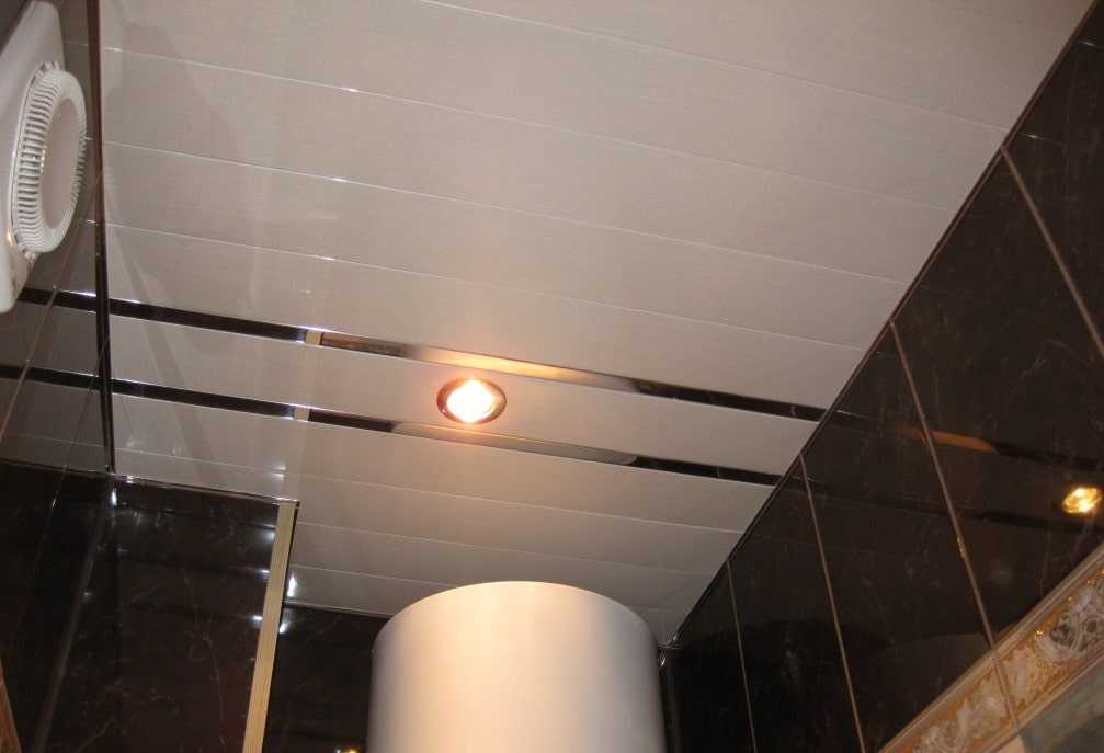 Реечный потолок в ванной: оптимальные сочетания материалов, правила монтажа, фото стильных вариантов применения