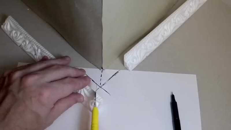 Как сделать угол на потолочном плинтусе