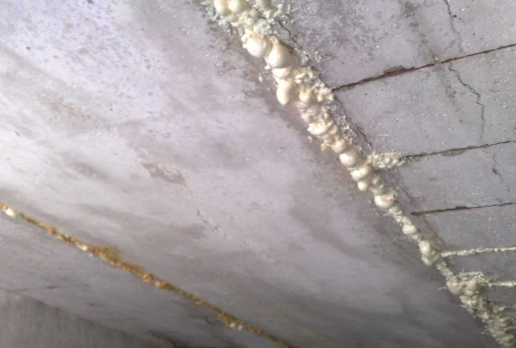 Пенопластовые плиты на потолке - как и чем обработать щели?