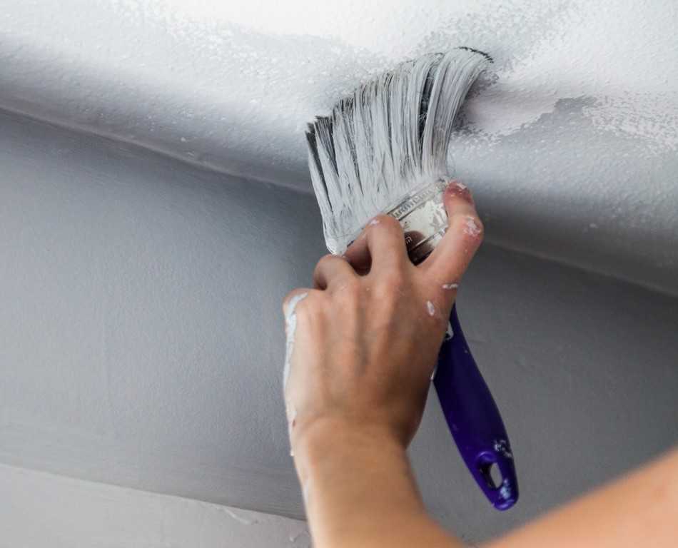 Потолок из гипсокартона — какой краской лучше красить?