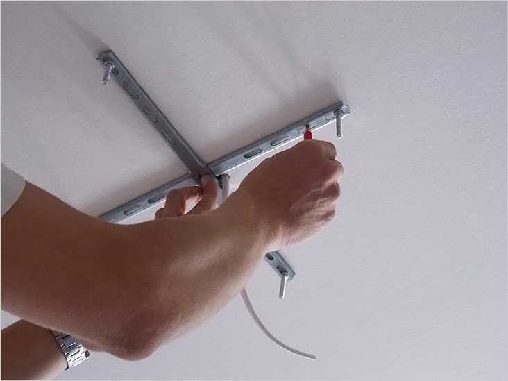Как повесить люстру на потолок из гипсокартона оперативно?