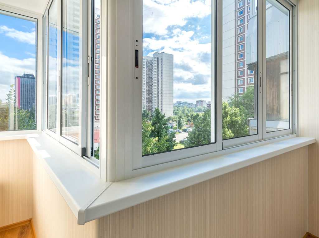 Какое расширение балкона выбрать: по плите или по подоконнику?