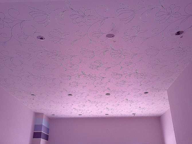 Советы и приемы покраски обоев на потолке особенности и этапы