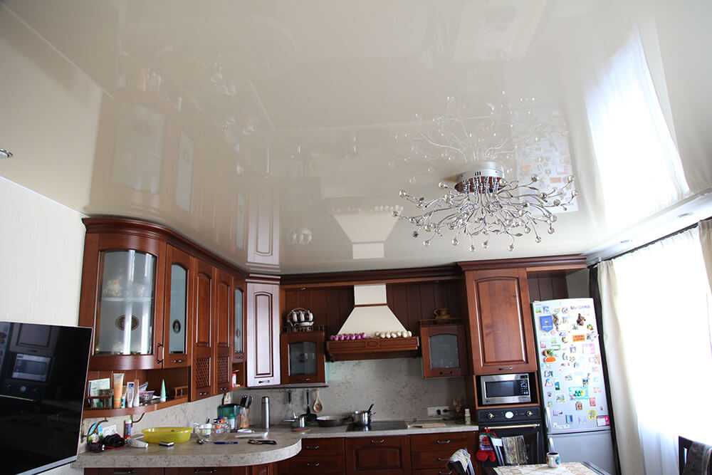 Какой натяжной потолок можно устанавливать на кухне с газовой плитой