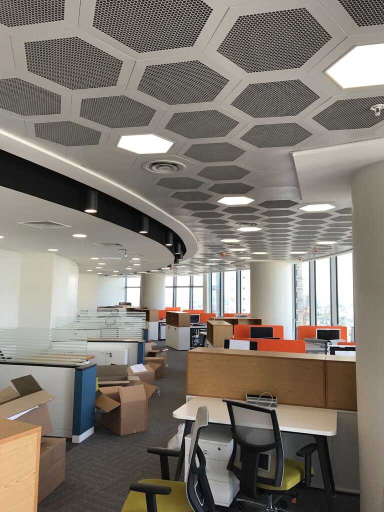Потолок в офисе: 10 вариантов отделки (натяжной, подвесной и другие виды)