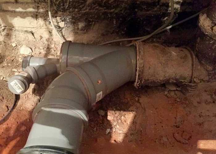 Как соединить чугунную канализационную трубу с пластиковой: пошаговая инструкция