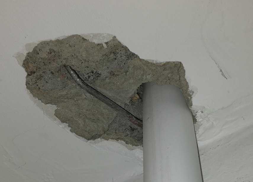 Как заделать дыру в потолке из бетона: запенить монтажной пеной и замазать около трубы
