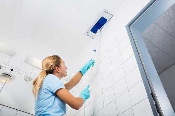 Чем и как мыть натяжные глянцевые потолки без разводов?