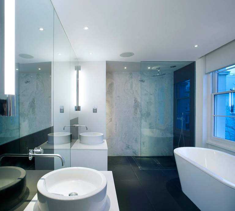 Какой выбрать потолок для ванной комнаты: советы экспертов (+ фото)
