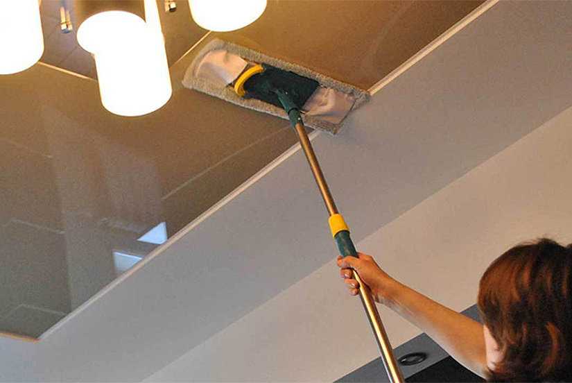 Как мыть натяжные потолки легко и без разводов
