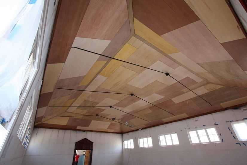 Потолок из фанеры в деревянном доме: фото отделки и пирога, как подшить по балкам
