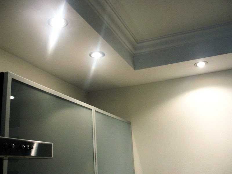Короб из гипсокартона на потолке под натяжной потолок с подсветкой