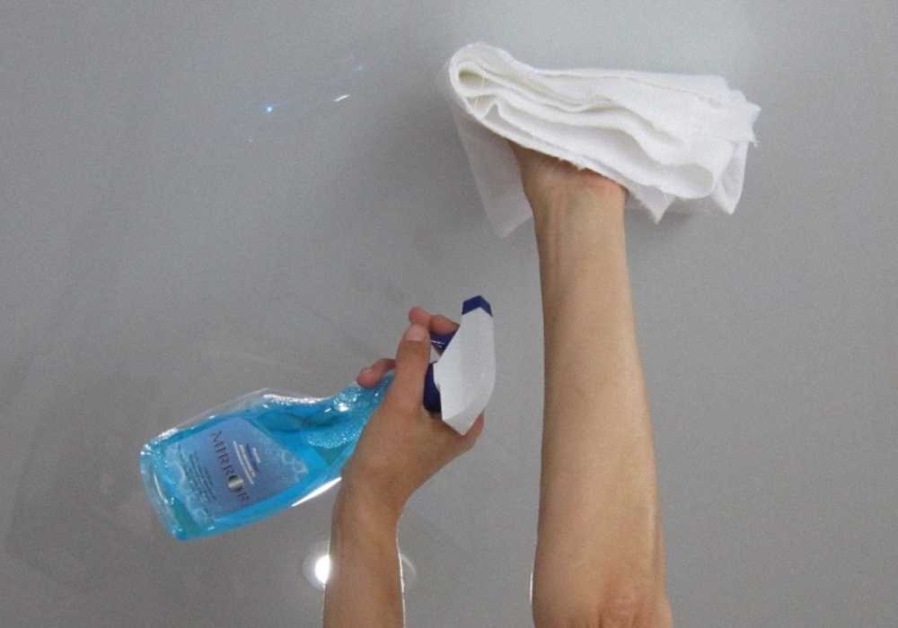 Как помыть натяжной потолок (глянцевый, матовый) без разводов в домашних условиях