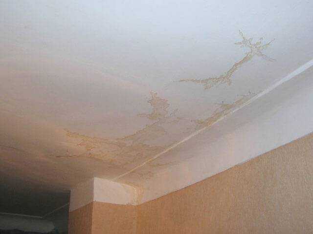 Как отбелить желтые пятна на потолке, если соседи затопили квартиру
