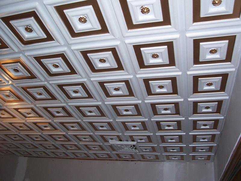 Плитка на потолок: бесшовный вариант из пенопласта, как клеить на примерах фото и видео