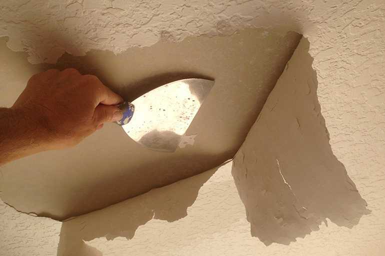 Как снять водоэмульсионную краску с потолка эффективно различными способами