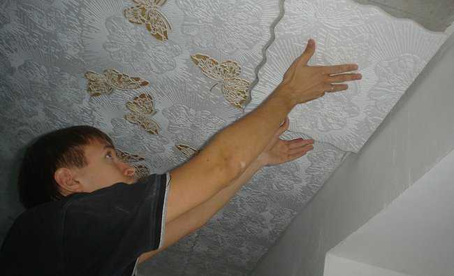 Как клеить на потолок плитку — как наклеить, поклеить потолочную плитку из пенопласта, как правильно приклеить, как подготовить неровный потолок к поклейке плитки, способы поклейки, как оклеить