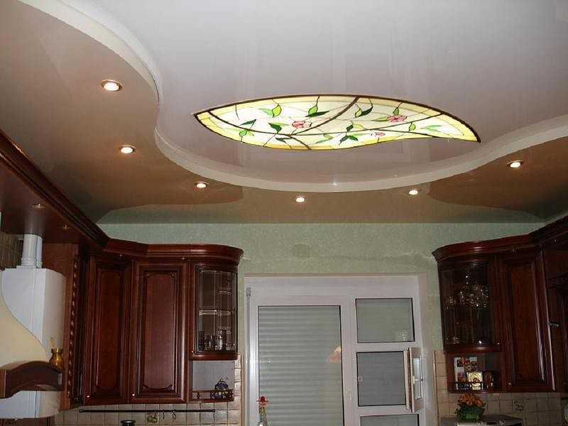 Потолок из гипсокартона на кухне (25 фото) : варианты отделки, двухуровневые, с подсветкой