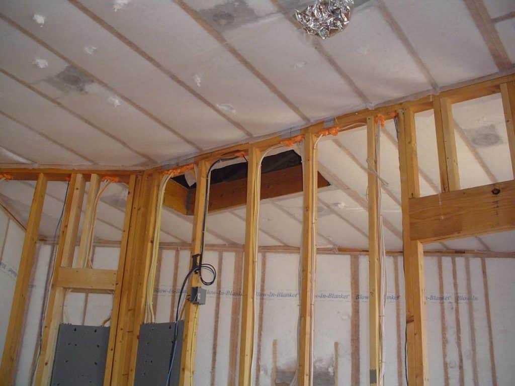 Потолок в каркасном доме: утепление и строительство своими руками