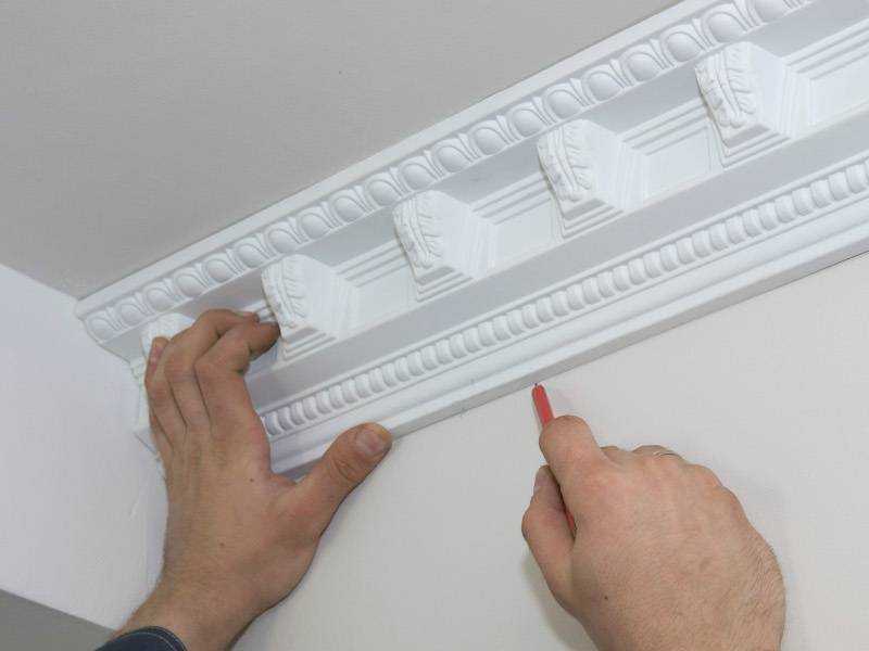 Потолочные плинтуса из пенопласта (55 фото): как правильно и чем приклеить пенопластовые плинтуса на обои и к натяжному потолку? размеры и дизайн