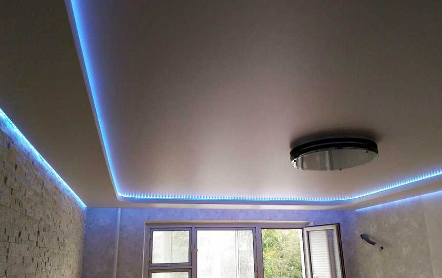 Потолочный плинтус с подсветкой: контурная подсветка светодиодной лентой под плинтусом, карниз на потолке, багет с подсветкой