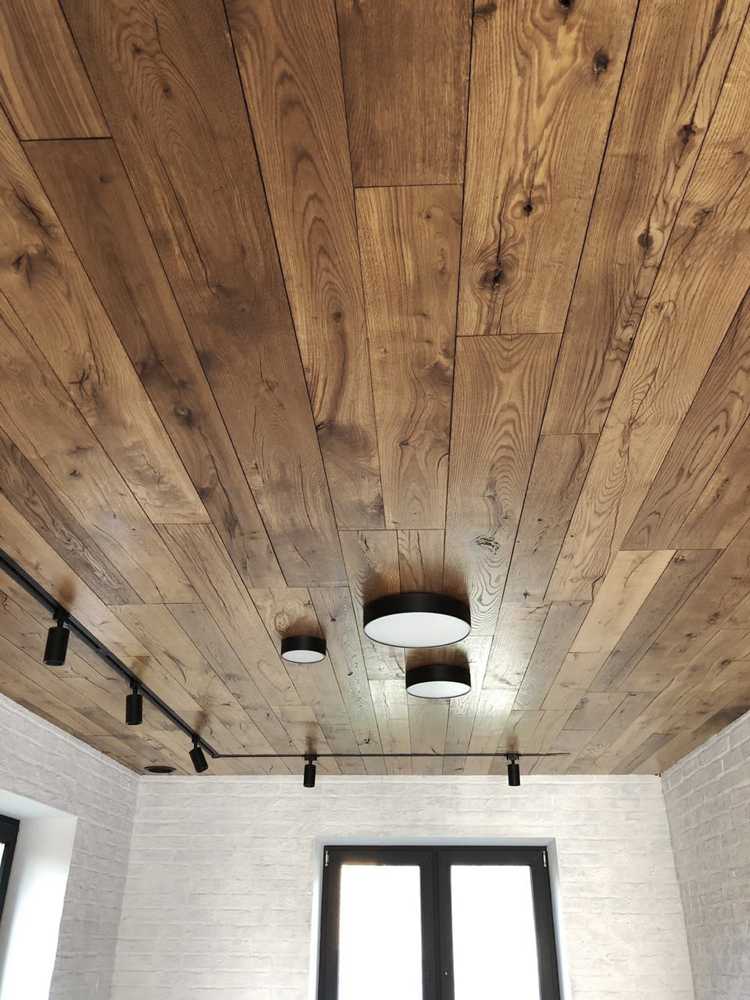 Как и чем подшить потолок по деревянным балкам – варианты подшивки разными материалами