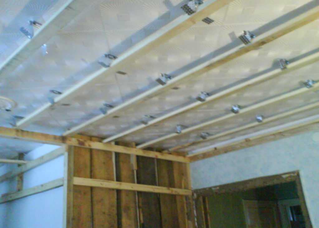 Монтаж панелей пвх на потолок (71 фото): как сделать из пластиковых элементов, отделка своими руками, как правильно крепить
