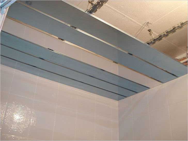 Потолок из влагостойкого гипсокартона в ванную комнату