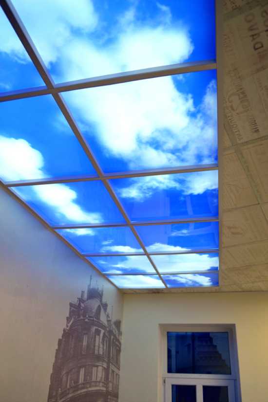 Стеклянный и зеркальный подвесной потолок с подсветкой