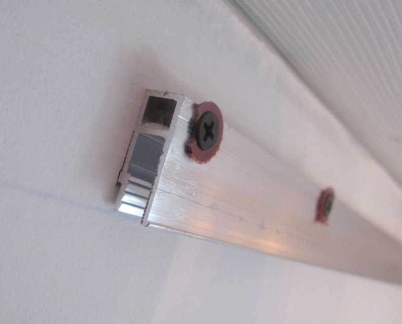 Правильное крепление натяжного потолка к потолку — штапиковая, клиновая система, технология монтажа гардины, инструкции как крепится на фото и видео